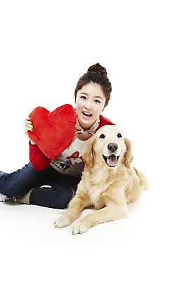 포토 JPG 스튜디오촬영 동물 한마리 라이프스타일 여자 반려견 엎드리기 포즈 쿠션 포유류 함께함 실내 한명 웃음 사람 동양인 상반신 20대 성인 라이프 반려동물 눕기 한국인 하트 개 골든리트리버 하트쿠션 소통 반려 여자만 여자한명만 성인여자만 청년만 청년여자만 성인한명만 청년여자한명만 성인여자한명만 성인만 펫팸족 국내포토 모양 1 컨셉 모션 표정 인종 청년 내부 생활 리트리버 신조어 파일형식