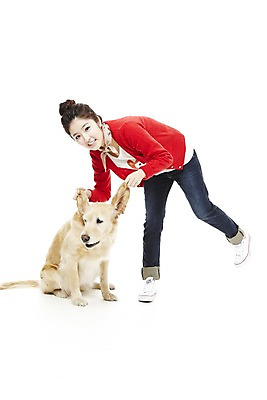 포토 JPG 스튜디오촬영 전신 동물 한마리 라이프스타일 여자 반려견 포즈 포유류 함께함 실내 한명 서기 웃음 사람 앉기 동양인 손짓 20대 성인 라이프 반려동물 한국인 개 골든리트리버 지시 명령 소통 반려 여자만 여자한명만 성인여자만 청년만 청년여자만 성인한명만 청년여자한명만 성인여자한명만 성인만 펫팸족 국내포토 1 컨셉 모션 표정 인종 청년 내부 생활 리트리버 신조어 파일형식