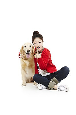 포토 JPG 스튜디오촬영 전신 동물 한마리 라이프스타일 여자 반려견 포즈 포유류 함께함 실내 한명 웃음 사람 앉기 동양인 손짓 20대 성인 라이프 반려동물 한국인 가리킴 개 골든리트리버 소통 반려 여자만 여자한명만 성인여자만 청년만 청년여자만 성인한명만 청년여자한명만 성인여자한명만 성인만 펫팸족 국내포토 1 컨셉 모션 표정 인종 청년 내부 생활 리트리버 신조어 파일형식