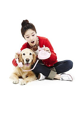 포토 JPG 스튜디오촬영 전신 동물 한마리 라이프스타일 여자 반려견 포즈 포유류 함께함 실내 한명 웃음 들기 사람 앉기 동양인 손짓 20대 성인 라이프 반려동물 한국인 개 골든리트리버 전화기 수화기 통화 소통 반려 여자만 여자한명만 성인여자만 청년만 청년여자만 성인한명만 청년여자한명만 성인여자한명만 성인만 펫팸족 국내포토 1 컨셉 모션 표정 인종 청년 내부 생활 리트리버 신조어 파일형식