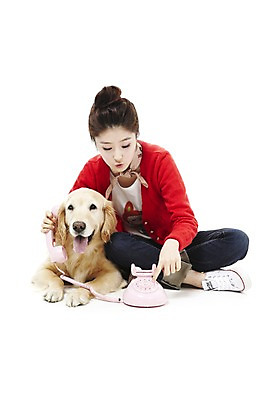 포토 JPG 스튜디오촬영 전신 동물 한마리 라이프스타일 여자 반려견 포즈 포유류 함께함 실내 한명 들기 사람 앉기 동양인 손짓 20대 성인 라이프 반려동물 한국인 개 골든리트리버 전화기 수화기 통화 소통 반려 여자만 여자한명만 성인여자만 청년만 청년여자만 성인한명만 청년여자한명만 성인여자한명만 성인만 펫팸족 국내포토 1 컨셉 모션 인종 청년 내부 생활 리트리버 신조어 파일형식