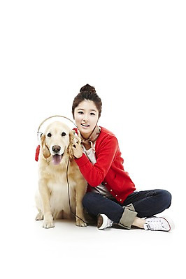포토 JPG 스튜디오촬영 전신 동물 한마리 라이프스타일 여자 반려견 포즈 포유류 함께함 실내 한명 웃음 사람 앉기 동양인 20대 성인 라이프 반려동물 헤드폰 음악감상 한국인 개 골든리트리버 소통 반려 여자만 여자한명만 성인여자만 청년만 청년여자만 성인한명만 청년여자한명만 성인여자한명만 성인만 펫팸족 국내포토 1 음향기기 컨셉 모션 표정 인종 청년 내부 생활 감상 리트리버 신조어 파일형식