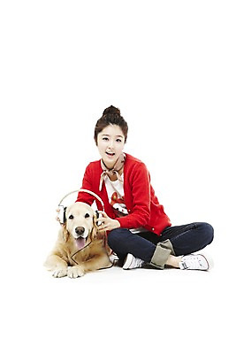 포토 JPG 스튜디오촬영 전신 동물 한마리 라이프스타일 여자 반려견 포즈 포유류 함께함 실내 한명 웃음 사람 앉기 동양인 20대 성인 라이프 반려동물 헤드폰 음악감상 한국인 개 골든리트리버 소통 반려 여자만 여자한명만 성인여자만 청년만 청년여자만 성인한명만 청년여자한명만 성인여자한명만 성인만 펫팸족 국내포토 1 음향기기 컨셉 모션 표정 인종 청년 내부 생활 감상 리트리버 신조어 파일형식