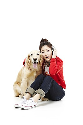 포토 JPG 스튜디오촬영 전신 동물 한마리 라이프스타일 여자 반려견 포즈 포유류 함께함 실내 한명 웃음 사람 앉기 동양인 20대 성인 라이프 반려동물 헤드폰 음악감상 한국인 개 골든리트리버 소통 반려 여자만 여자한명만 성인여자만 청년만 청년여자만 성인한명만 청년여자한명만 성인여자한명만 성인만 펫팸족 국내포토 1 음향기기 컨셉 모션 표정 인종 청년 내부 생활 감상 리트리버 신조어 파일형식