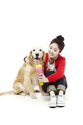포토 JPG 스튜디오촬영 전신 동물 한마리 라이프스타일 여자 반려견 포즈 포유류 함께함 실내 한명 웃음 들기 사람 앉기 동양인 20대 성인 라이프 반려동물 한국인 개 골든리트리버 마이크 소통 반려 여자만 여자한명만 성인여자만 청년만 청년여자만 성인한명만 청년여자한명만 성인여자한명만 성인만 펫팸족 국내포토 1 음향기기 컨셉 모션 표정 인종 청년 내부 생활 리트리버 신조어 파일형식