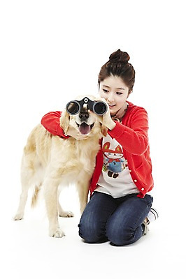 포토 JPG 스튜디오촬영 동물 한마리 라이프스타일 여자 반려견 포즈 포유류 함께함 실내 한명 웃음 사람 앉기 동양인 상반신 20대 성인 라이프 반려동물 망원경 한국인 관찰 개 골든리트리버 소통 반려 여자만 여자한명만 성인여자만 청년만 청년여자만 성인한명만 청년여자한명만 성인여자한명만 성인만 펫팸족 국내포토 1 컨셉 모션 표정 인종 청년 내부 생활 리트리버 신조어 파일형식