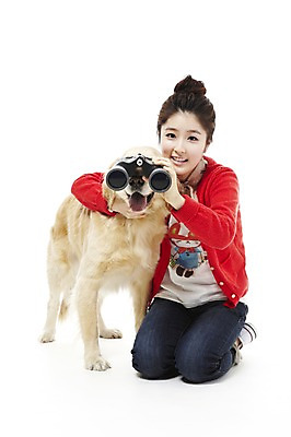포토 JPG 스튜디오촬영 동물 한마리 라이프스타일 여자 반려견 포즈 포유류 함께함 실내 한명 웃음 사람 앉기 동양인 상반신 20대 성인 라이프 반려동물 망원경 한국인 관찰 개 골든리트리버 소통 반려 여자만 여자한명만 성인여자만 청년만 청년여자만 성인한명만 청년여자한명만 성인여자한명만 성인만 펫팸족 국내포토 1 컨셉 모션 표정 인종 청년 내부 생활 리트리버 신조어 파일형식