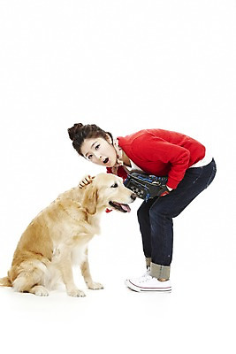 포토 JPG 스튜디오촬영 전신 동물 한마리 라이프스타일 여자 반려견 포즈 포유류 놀이 함께함 실내 한명 서기 웃음 들기 사람 앉기 동양인 20대 성인 라이프 반려동물 한국인 야구용품 글러브 권투글러브 야구글러브 개 골든리트리버 소통 반려 여자만 여자한명만 성인여자만 청년만 청년여자만 성인한명만 청년여자한명만 성인여자한명만 성인만 펫팸족 국내포토 1 스포츠용품 장갑 컨셉 모션 표정 인종 청년 내부 생활 야구 리트리버 신조어 파일형식