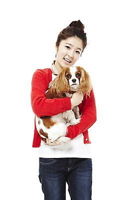 포토 JPG 스튜디오촬영 동물 한마리 라이프스타일 여자 반려견 포즈 포유류 안기 함께함 실내 한명 서기 웃음 들기 사람 동양인 상반신 20대 성인 라이프 반려동물 한국인 스패니얼 개 소통 반려 킹찰스스패니얼 여자만 여자한명만 성인여자만 청년만 청년여자만 성인한명만 청년여자한명만 성인여자한명만 성인만 펫팸족 국내포토 1 컨셉 모션 표정 인종 청년 내부 생활 신조어 파일형식