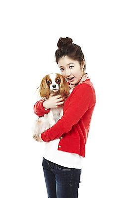 포토 JPG 스튜디오촬영 동물 한마리 라이프스타일 여자 반려견 포즈 포유류 안기 함께함 실내 한명 서기 웃음 들기 사람 동양인 상반신 20대 성인 라이프 반려동물 한국인 스패니얼 개 소통 반려 킹찰스스패니얼 여자만 여자한명만 성인여자만 청년만 청년여자만 성인한명만 청년여자한명만 성인여자한명만 성인만 펫팸족 국내포토 1 컨셉 모션 표정 인종 청년 내부 생활 신조어 파일형식