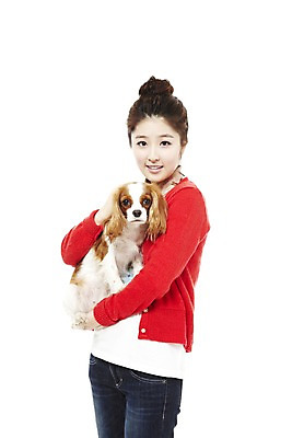 포토 JPG 스튜디오촬영 동물 한마리 라이프스타일 여자 반려견 포즈 포유류 안기 함께함 실내 한명 서기 웃음 들기 사람 동양인 상반신 20대 성인 라이프 반려동물 한국인 스패니얼 개 소통 반려 킹찰스스패니얼 여자만 여자한명만 성인여자만 청년만 청년여자만 성인한명만 청년여자한명만 성인여자한명만 성인만 펫팸족 국내포토 1 컨셉 모션 표정 인종 청년 내부 생활 신조어 파일형식