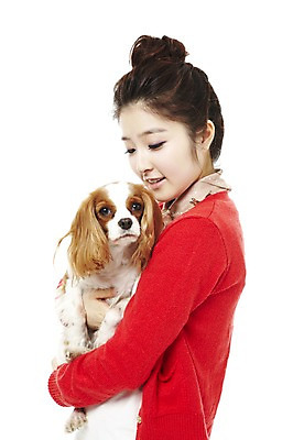 포토 JPG 스튜디오촬영 동물 한마리 라이프스타일 여자 반려견 포즈 포유류 안기 함께함 실내 한명 서기 웃음 들기 사람 동양인 상반신 20대 성인 라이프 옆모습 반려동물 한국인 스패니얼 개 소통 반려 킹찰스스패니얼 여자만 여자한명만 성인여자만 청년만 청년여자만 성인한명만 청년여자한명만 성인여자한명만 성인만 펫팸족 국내포토 1 뷰포인트 컨셉 모션 표정 인종 청년 내부 생활 신조어 파일형식