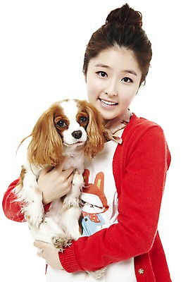 포토 JPG 스튜디오촬영 동물 한마리 라이프스타일 여자 반려견 포즈 포유류 안기 함께함 실내 한명 서기 웃음 들기 사람 동양인 상반신 20대 성인 라이프 반려동물 한국인 스패니얼 개 소통 반려 킹찰스스패니얼 여자만 여자한명만 성인여자만 청년만 청년여자만 성인한명만 청년여자한명만 성인여자한명만 성인만 펫팸족 국내포토 1 컨셉 모션 표정 인종 청년 내부 생활 신조어 파일형식