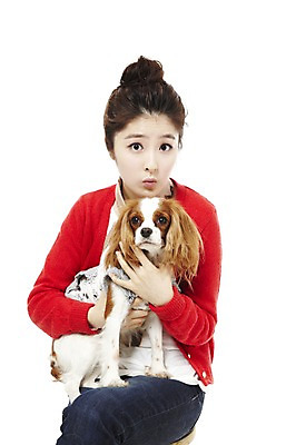 포토 JPG 스튜디오촬영 동물 한마리 라이프스타일 여자 반려견 포즈 포유류 안기 함께함 실내 한명 들기 사람 앉기 동양인 상반신 20대 성인 라이프 반려동물 한국인 스패니얼 개 소통 반려 킹찰스스패니얼 여자만 여자한명만 성인여자만 청년만 청년여자만 성인한명만 청년여자한명만 성인여자한명만 성인만 펫팸족 국내포토 1 컨셉 모션 인종 청년 내부 생활 신조어 파일형식