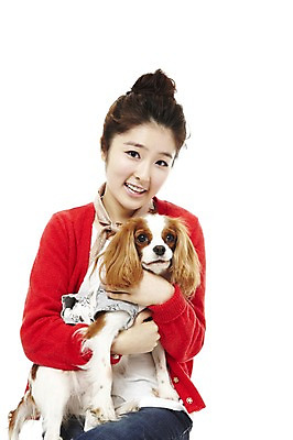 포토 JPG 스튜디오촬영 동물 한마리 라이프스타일 여자 반려견 포즈 포유류 안기 함께함 실내 한명 웃음 들기 사람 앉기 동양인 상반신 20대 성인 라이프 반려동물 한국인 스패니얼 개 소통 반려 킹찰스스패니얼 여자만 여자한명만 성인여자만 청년만 청년여자만 성인한명만 청년여자한명만 성인여자한명만 성인만 펫팸족 국내포토 1 컨셉 모션 표정 인종 청년 내부 생활 신조어 파일형식