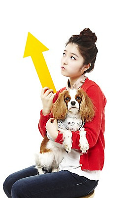 포토 JPG 스튜디오촬영 동물 한마리 라이프스타일 여자 화살표 반려견 포즈 포유류 안기 함께함 실내 한명 들기 사람 앉기 동양인 손짓 상반신 20대 성인 라이프 반려동물 한국인 스패니얼 가리킴 개 소통 반려 킹찰스스패니얼 여자만 여자한명만 성인여자만 청년만 청년여자만 성인한명만 청년여자한명만 성인여자한명만 성인만 펫팸족 국내포토 1 컨셉 모션 인종 청년 내부 생활 신조어 파일형식