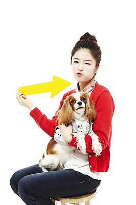 포토 JPG 스튜디오촬영 동물 한마리 라이프스타일 여자 화살표 반려견 포즈 포유류 안기 함께함 실내 윙크 한명 웃음 들기 사람 앉기 동양인 손짓 상반신 20대 성인 라이프 반려동물 한국인 스패니얼 가리킴 개 소통 반려 킹찰스스패니얼 여자만 여자한명만 성인여자만 청년만 청년여자만 성인한명만 청년여자한명만 성인여자한명만 성인만 펫팸족 국내포토 1 컨셉 모션 표정 인종 청년 내부 생활 신조어 파일형식