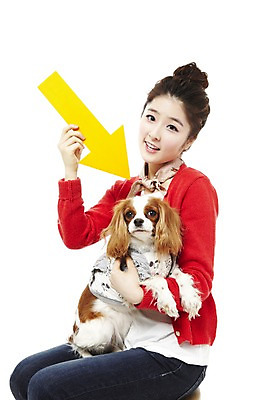 포토 JPG 스튜디오촬영 동물 한마리 라이프스타일 여자 화살표 반려견 포즈 포유류 안기 함께함 실내 한명 웃음 들기 사람 앉기 동양인 손짓 상반신 20대 성인 라이프 반려동물 한국인 스패니얼 가리킴 개 소통 반려 킹찰스스패니얼 여자만 여자한명만 성인여자만 청년만 청년여자만 성인한명만 청년여자한명만 성인여자한명만 성인만 펫팸족 국내포토 1 컨셉 모션 표정 인종 청년 내부 생활 신조어 파일형식