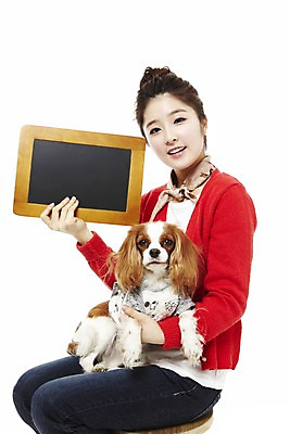 포토 JPG 스튜디오촬영 동물 한마리 라이프스타일 여자 반려견 포즈 포유류 안기 함께함 실내 한명 웃음 들기 사람 앉기 동양인 손짓 상반신 20대 성인 라이프 반려동물 칠판 한국인 스패니얼 개 소통 반려 킹찰스스패니얼 여자만 여자한명만 성인여자만 청년만 청년여자만 성인한명만 청년여자한명만 성인여자한명만 성인만 펫팸족 국내포토 1 컨셉 모션 표정 인종 청년 내부 생활 신조어 파일형식