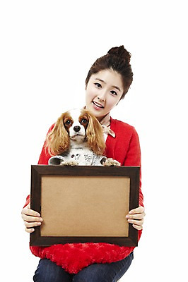 포토 JPG 스튜디오촬영 동물 한마리 라이프스타일 여자 반려견 포즈 액자 포유류 안기 함께함 실내 한명 웃음 들기 사람 앉기 동양인 손짓 상반신 20대 성인 라이프 반려동물 한국인 스패니얼 개 소통 반려 킹찰스스패니얼 여자만 여자한명만 성인여자만 청년만 청년여자만 성인한명만 청년여자한명만 성인여자한명만 성인만 펫팸족 국내포토 1 컨셉 모션 표정 인종 청년 내부 생활 신조어 파일형식