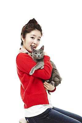 포토 JPG 스튜디오촬영 동물 한마리 라이프스타일 여자 포즈 포유류 안기 모션 함께함 실내 한명 미소 웃음 들기 사람 앉기 동양인 상반신 20대 성인 라이프 반려동물 고양이 한국인 러시안블루 소통 반려 여자만 여자한명만 성인여자만 청년만 청년여자만 성인한명만 청년여자한명만 성인여자한명만 성인만 펫팸족 국내포토 1 컨셉 표정 인종 청년 내부 생활 신조어 파일형식