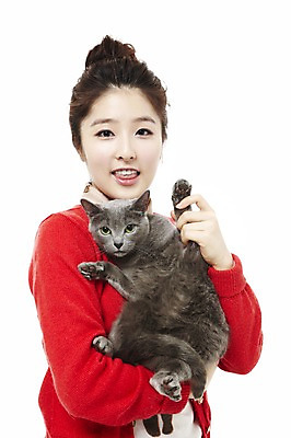 포토 JPG 스튜디오촬영 동물 한마리 라이프스타일 여자 포즈 포유류 안기 모션 함께함 실내 한명 서기 미소 웃음 들기 사람 동양인 손짓 상반신 20대 성인 라이프 반려동물 고양이 한국인 인사 러시안블루 소통 반려 여자만 여자한명만 성인여자만 청년만 청년여자만 성인한명만 청년여자한명만 성인여자한명만 성인만 펫팸족 국내포토 1 컨셉 표정 인종 청년 내부 생활 예절 신조어 파일형식