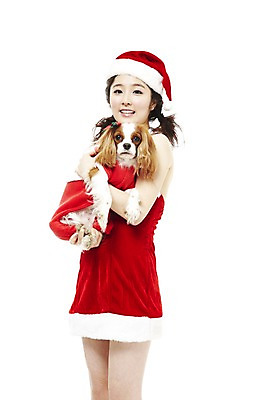 포토 JPG 스튜디오촬영 동물 한마리 라이프스타일 여자 기념일 반려견 크리스마스 산타모자 포유류 안기 산타옷 실내 한명 서기 웃음 들기 사람 동양인 이벤트 상반신 20대 성인 라이프 반려동물 한국인 스패니얼 개 반려 킹찰스스패니얼 여자만 여자한명만 성인여자만 청년만 청년여자만 성인한명만 청년여자한명만 성인여자한명만 성인만 펫팸족 국내포토 모자_잡화 1 옷 모션 표정 인종 청년 내부 생활 신조어 파일형식
