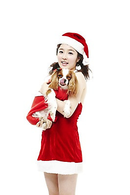 포토 JPG 스튜디오촬영 동물 한마리 라이프스타일 여자 기념일 반려견 크리스마스 산타모자 포유류 안기 산타옷 실내 한명 서기 웃음 들기 사람 동양인 이벤트 상반신 20대 성인 라이프 반려동물 한국인 스패니얼 개 반려 킹찰스스패니얼 여자만 여자한명만 성인여자만 청년만 청년여자만 성인한명만 청년여자한명만 성인여자한명만 성인만 펫팸족 국내포토 모자_잡화 1 옷 모션 표정 인종 청년 내부 생활 신조어 파일형식