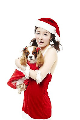 포토 JPG 스튜디오촬영 동물 한마리 라이프스타일 여자 기념일 반려견 크리스마스 산타모자 포유류 안기 산타옷 실내 한명 서기 웃음 들기 사람 동양인 이벤트 상반신 20대 성인 라이프 반려동물 한국인 스패니얼 개 반려 킹찰스스패니얼 여자만 여자한명만 성인여자만 청년만 청년여자만 성인한명만 청년여자한명만 성인여자한명만 성인만 펫팸족 국내포토 모자_잡화 1 옷 모션 표정 인종 청년 내부 생활 신조어 파일형식