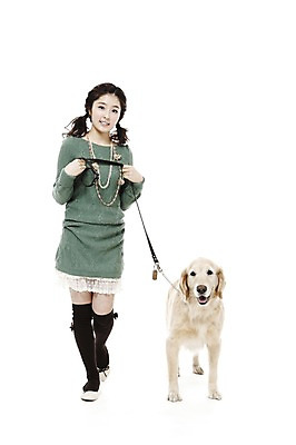 포토 JPG 스튜디오촬영 전신 동물 한마리 라이프스타일 여자 반려견 포즈 포유류 함께함 실내 한명 서기 웃음 사람 동양인 20대 성인 라이프 반려동물 산책 한국인 개 골든리트리버 목줄 반려 여자만 여자한명만 성인여자만 청년만 청년여자만 성인한명만 청년여자한명만 성인여자한명만 성인만 펫팸족 국내포토 1 컨셉 모션 휴식 표정 인종 청년 내부 생활 리트리버 신조어 파일형식 반려용품