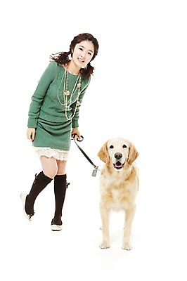 포토 JPG 스튜디오촬영 전신 동물 한마리 라이프스타일 여자 반려견 포즈 포유류 함께함 실내 한명 서기 웃음 사람 동양인 20대 성인 라이프 반려동물 산책 한국인 개 골든리트리버 목줄 반려 여자만 여자한명만 성인여자만 청년만 청년여자만 성인한명만 청년여자한명만 성인여자한명만 성인만 펫팸족 국내포토 1 컨셉 모션 휴식 표정 인종 청년 내부 생활 리트리버 신조어 파일형식 반려용품