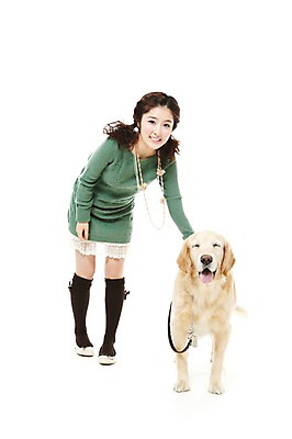 포토 JPG 스튜디오촬영 전신 동물 한마리 라이프스타일 여자 반려견 포즈 포유류 함께함 실내 한명 서기 웃음 사람 동양인 20대 성인 라이프 반려동물 산책 한국인 개 골든리트리버 목줄 반려 여자만 여자한명만 성인여자만 청년만 청년여자만 성인한명만 청년여자한명만 성인여자한명만 성인만 펫팸족 국내포토 1 컨셉 모션 휴식 표정 인종 청년 내부 생활 리트리버 신조어 파일형식 반려용품