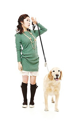 포토 JPG 스튜디오촬영 전신 동물 한마리 라이프스타일 여자 반려견 포즈 포유류 함께함 실내 한명 서기 사람 동양인 손짓 20대 성인 라이프 반려동물 산책 한국인 개 골든리트리버 목줄 반려 여자만 여자한명만 성인여자만 청년만 청년여자만 성인한명만 청년여자한명만 성인여자한명만 성인만 펫팸족 국내포토 1 컨셉 모션 휴식 인종 청년 내부 생활 리트리버 신조어 파일형식 반려용품