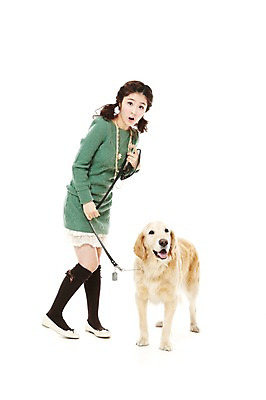 포토 JPG 스튜디오촬영 전신 동물 한마리 라이프스타일 여자 반려견 포즈 포유류 함께함 실내 표정 한명 서기 사람 동양인 20대 성인 라이프 반려동물 놀람 산책 한국인 개 골든리트리버 목줄 반려 여자만 여자한명만 성인여자만 청년만 청년여자만 성인한명만 청년여자한명만 성인여자한명만 성인만 펫팸족 국내포토 1 감정 컨셉 모션 휴식 인종 청년 내부 생활 리트리버 신조어 파일형식 반려용품