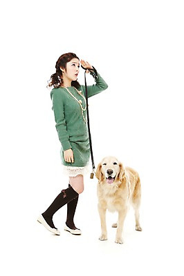 포토 JPG 스튜디오촬영 전신 동물 한마리 라이프스타일 여자 반려견 포즈 포유류 함께함 실내 한명 서기 사람 동양인 손짓 20대 성인 라이프 반려동물 산책 한국인 개 골든리트리버 목줄 반려 여자만 여자한명만 성인여자만 청년만 청년여자만 성인한명만 청년여자한명만 성인여자한명만 성인만 펫팸족 국내포토 1 컨셉 모션 휴식 인종 청년 내부 생활 리트리버 신조어 파일형식 반려용품