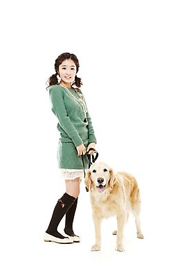 포토 JPG 스튜디오촬영 전신 동물 한마리 라이프스타일 여자 반려견 포즈 포유류 함께함 실내 한명 서기 웃음 사람 동양인 20대 성인 라이프 반려동물 산책 한국인 개 골든리트리버 목줄 반려 여자만 여자한명만 성인여자만 청년만 청년여자만 성인한명만 청년여자한명만 성인여자한명만 성인만 펫팸족 국내포토 1 컨셉 모션 휴식 표정 인종 청년 내부 생활 리트리버 신조어 파일형식 반려용품