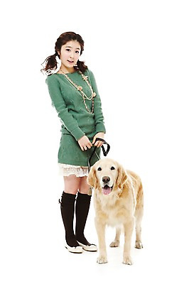 포토 JPG 스튜디오촬영 전신 동물 한마리 라이프스타일 여자 반려견 포즈 포유류 함께함 실내 한명 서기 웃음 사람 동양인 20대 성인 라이프 반려동물 산책 한국인 개 골든리트리버 목줄 반려 여자만 여자한명만 성인여자만 청년만 청년여자만 성인한명만 청년여자한명만 성인여자한명만 성인만 펫팸족 국내포토 1 컨셉 모션 휴식 표정 인종 청년 내부 생활 리트리버 신조어 파일형식 반려용품