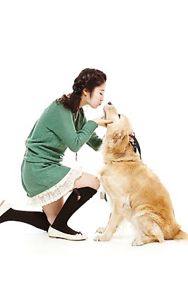 포토 JPG 스튜디오촬영 전신 동물 한마리 라이프스타일 여자 반려견 포즈 포유류 키스 함께함 실내 한명 사람 앉기 동양인 20대 성인 라이프 옆모습 반려동물 한국인 개 골든리트리버 반려 여자만 여자한명만 성인여자만 청년만 청년여자만 성인한명만 청년여자한명만 성인여자한명만 성인만 펫팸족 국내포토 1 뷰포인트 컨셉 모션 인종 청년 내부 생활 리트리버 애정표현 신조어 파일형식