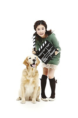 포토 JPG 스튜디오촬영 전신 동물 한마리 라이프스타일 여자 반려견 포즈 포유류 함께함 실내 한명 서기 웃음 들기 사람 앉기 동양인 손짓 20대 성인 라이프 반려동물 한국인 개 골든리트리버 클래퍼보드 반려 여자만 여자한명만 성인여자만 청년만 청년여자만 성인한명만 청년여자한명만 성인여자한명만 성인만 펫팸족 국내포토 1 컨셉 모션 표정 인종 청년 내부 생활 리트리버 신조어 파일형식