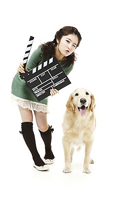 포토 JPG 스튜디오촬영 전신 동물 한마리 라이프스타일 여자 반려견 포즈 포유류 함께함 실내 윙크 한명 서기 웃음 들기 사람 앉기 동양인 손짓 20대 성인 라이프 반려동물 한국인 개 골든리트리버 클래퍼보드 반려 여자만 여자한명만 성인여자만 청년만 청년여자만 성인한명만 청년여자한명만 성인여자한명만 성인만 펫팸족 국내포토 1 컨셉 모션 표정 인종 청년 내부 생활 리트리버 신조어 파일형식