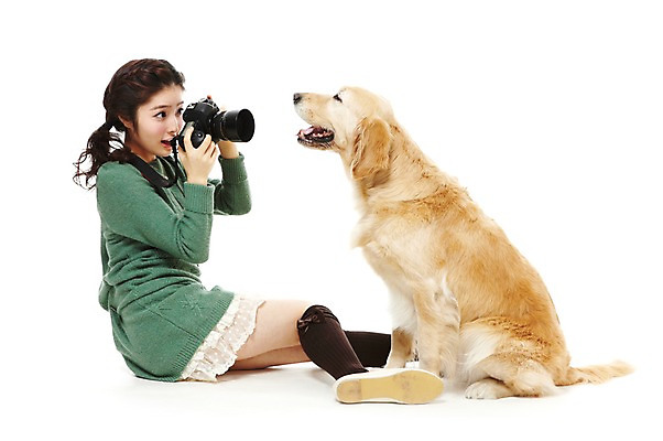 포토 JPG 스튜디오촬영 동물 한마리 라이프스타일 여자 반려견 포즈 포유류 함께함 실내 한명 웃음 들기 사람 앉기 동양인 상반신 20대 성인 라이프 옆모습 반려동물 카메라 사진촬영 한국인 개 골든리트리버 반려 여자만 여자한명만 성인여자만 청년만 청년여자만 성인한명만 청년여자한명만 성인여자한명만 성인만 펫팸족 국내포토 1 뷰포인트 컨셉 모션 표정 인종 청년 내부 생활 전자제품 촬영 리트리버 신조어 파일형식