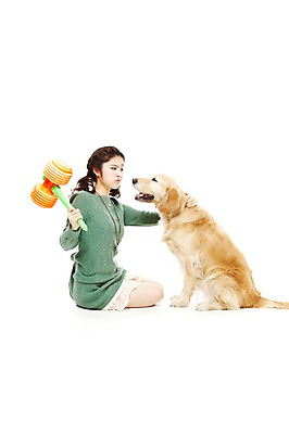 포토 JPG 스튜디오촬영 동물 한마리 라이프스타일 여자 반려견 포즈 포유류 함께함 실내 표정 한명 들기 사람 앉기 동양인 손짓 상반신 20대 성인 라이프 옆모습 반려동물 한국인 찡그림 개 골든리트리버 반려 여자만 여자한명만 성인여자만 청년만 청년여자만 성인한명만 청년여자한명만 성인여자한명만 성인만 펫팸족 국내포토 1 뷰포인트 컨셉 모션 인종 청년 내부 생활 리트리버 신조어 파일형식