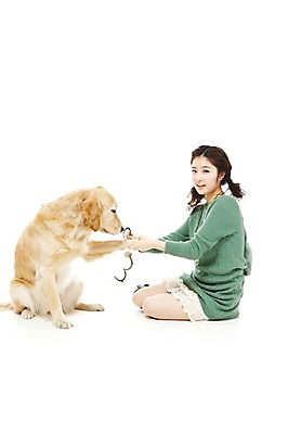 포토 JPG 스튜디오촬영 동물 한마리 라이프스타일 여자 반려견 포즈 포유류 함께함 실내 한명 웃음 사람 앉기 동양인 상반신 20대 성인 라이프 옆모습 반려동물 한국인 개 골든리트리버 수갑 반려 여자만 여자한명만 성인여자만 청년만 청년여자만 성인한명만 청년여자한명만 성인여자한명만 성인만 펫팸족 국내포토 1 뷰포인트 컨셉 모션 표정 인종 청년 내부 생활 리트리버 신조어 파일형식