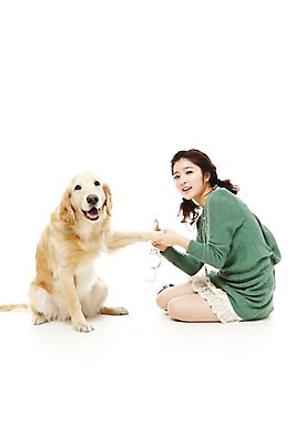 포토 JPG 스튜디오촬영 동물 한마리 라이프스타일 여자 반려견 포즈 포유류 함께함 실내 한명 웃음 사람 앉기 동양인 상반신 20대 성인 라이프 옆모습 반려동물 한국인 개 골든리트리버 수갑 반려 여자만 여자한명만 성인여자만 청년만 청년여자만 성인한명만 청년여자한명만 성인여자한명만 성인만 펫팸족 국내포토 1 뷰포인트 컨셉 모션 표정 인종 청년 내부 생활 리트리버 신조어 파일형식