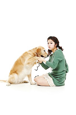 포토 JPG 스튜디오촬영 동물 한마리 라이프스타일 여자 반려견 포즈 포유류 함께함 실내 표정 한명 사람 앉기 동양인 상반신 20대 성인 라이프 옆모습 반려동물 한국인 분노 찡그림 개 골든리트리버 반려 여자만 여자한명만 성인여자만 청년만 청년여자만 성인한명만 청년여자한명만 성인여자한명만 성인만 펫팸족 국내포토 1 감정 뷰포인트 컨셉 모션 인종 청년 내부 생활 리트리버 신조어 파일형식