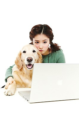 포토 JPG 스튜디오촬영 동물 한마리 라이프스타일 여자 반려견 포즈 포유류 함께함 실내 한명 사람 앉기 동양인 상반신 20대 성인 라이프 노트북 반려동물 컴퓨터 한국인 개 골든리트리버 반려 여자만 여자한명만 성인여자만 청년만 청년여자만 성인한명만 청년여자한명만 성인여자한명만 성인만 펫팸족 국내포토 1 컨셉 모션 인종 청년 내부 생활 전자제품 리트리버 신조어 파일형식