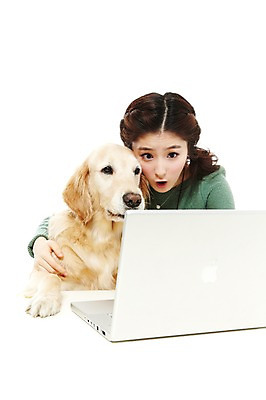 포토 JPG 스튜디오촬영 동물 한마리 라이프스타일 여자 반려견 포즈 포유류 함께함 실내 표정 한명 사람 앉기 동양인 상반신 20대 성인 라이프 노트북 반려동물 컴퓨터 놀람 한국인 개 골든리트리버 신기함 반려 여자만 여자한명만 성인여자만 청년만 청년여자만 성인한명만 청년여자한명만 성인여자한명만 성인만 펫팸족 국내포토 1 감정 컨셉 모션 인종 청년 내부 생활 전자제품 리트리버 신조어 파일형식