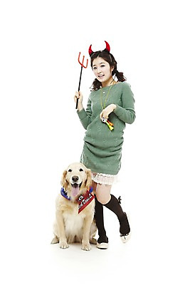 포토 JPG 스튜디오촬영 전신 동물 한마리 라이프스타일 여자 반려견 포즈 포유류 응원 함께함 실내 한명 서기 웃음 들기 사람 앉기 동양인 손짓 20대 성인 라이프 반려동물 한국인 응원용품 도구 개 골든리트리버 붉은악마 피리 삼지창 반려 여자만 여자한명만 성인여자만 청년만 청년여자만 성인한명만 청년여자한명만 성인여자한명만 성인만 펫팸족 월드싸커 국내포토 1 창 스포츠 컨셉 모션 표정 인종 청년 내부 생활 리트리버 목관악기 오브젝트 신조어 파일형식