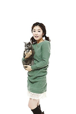 포토 JPG 스튜디오촬영 동물 한마리 라이프스타일 여자 포즈 포유류 안기 모션 함께함 실내 한명 서기 미소 웃음 들기 사람 동양인 상반신 20대 성인 라이프 반려동물 고양이 한국인 러시안블루 반려 여자만 여자한명만 성인여자만 청년만 청년여자만 성인한명만 청년여자한명만 성인여자한명만 성인만 펫팸족 국내포토 1 컨셉 표정 인종 청년 내부 생활 신조어 파일형식