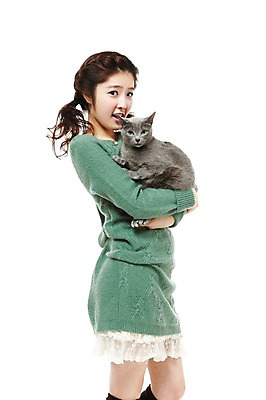 포토 JPG 스튜디오촬영 동물 한마리 라이프스타일 여자 포즈 포유류 안기 모션 함께함 실내 한명 서기 미소 웃음 들기 사람 동양인 상반신 20대 성인 라이프 반려동물 고양이 한국인 러시안블루 반려 여자만 여자한명만 성인여자만 청년만 청년여자만 성인한명만 청년여자한명만 성인여자한명만 성인만 펫팸족 국내포토 1 컨셉 표정 인종 청년 내부 생활 신조어 파일형식